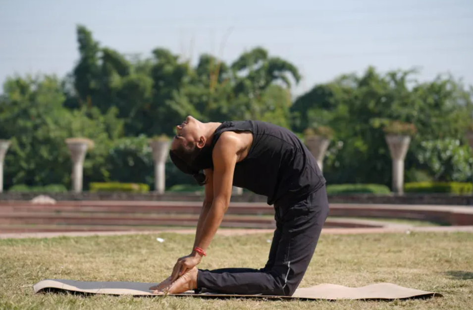 5 yoga poses for morning - Ustrasana or Camel pose